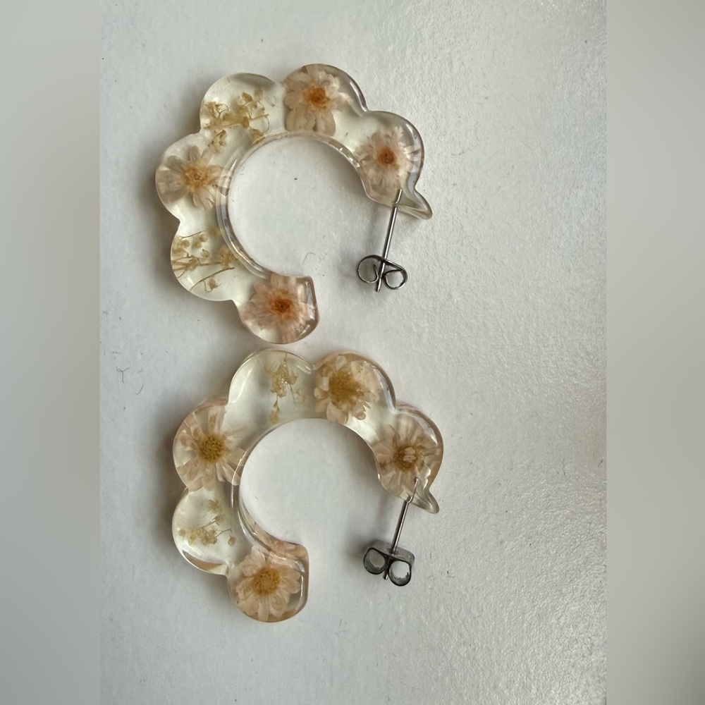 Dried Daisy Resin Hoop Earrings - Clear with Dried Flowers
